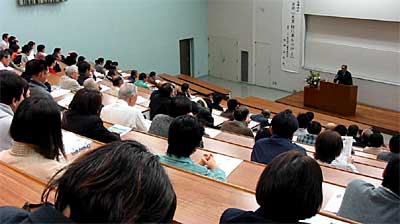 新潟経営大学学園祭「希蝶祭2002～挑戦～」で開かれた岡田卓也イオン(株)名誉会長相談役の特別講演会