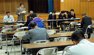 わずか市民3人の参加しかなかった28日、嵐南公民館で開かれた三条市の地域環境総合計画の策定に関係する市民懇談会