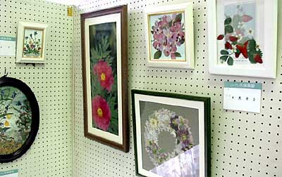 6日まで三条郵便局で開かれているふしぎな花倶楽部押し花作品展
