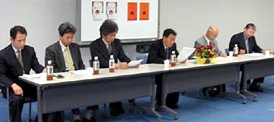 記者会見で左から同店岩佐重久店長、フタバ工業(株)、(株)サクライ、和平フレイズ(株)、(株)曙産業、(株)アサヒ