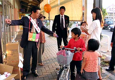 新潟県共同募金会三条市支会が3日、ジャスコ三条店で赤い羽根の街頭募金