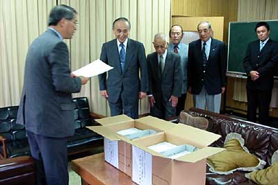 吉田社長（いちばん左）に署名の写しを渡す加茂市長（左から2人目）ら