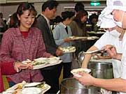 給食をよそってもらうのも懐かしい