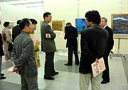 会場をめぐる高橋三条市長ら