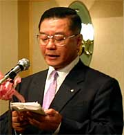 あいさつする高波三条市国際交流協会会長