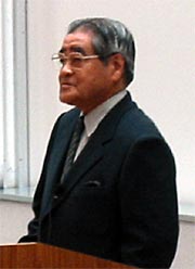 講師の岡田卓也イオン(株)名誉会長相談役