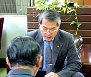 小池市長の話を聞く吉田社長