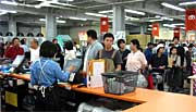 2台のレジでさばききれず長蛇の列