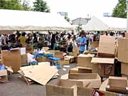 飛ぶような売れ行きに空いた段ボールがみるみる増える