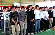 校歌斉唱する在校生