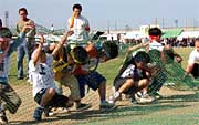 熱戦を繰り広げる小学校親善リレー