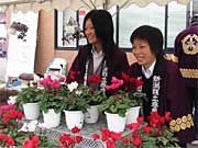 育てた花を売るもき農業高校の生徒