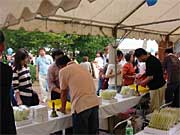 矢継ぎ早に当たりの鐘が鳴る抽選会場