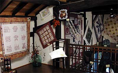 保ーむぎゃら里ー瑞門で開かれている小林節子パッチワーク教室の作品展