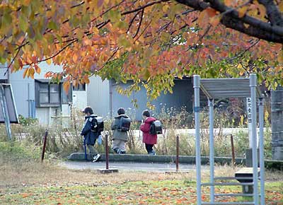 田島児童遊園のわきを素通りして帰る小学生