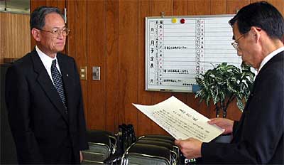 桑原始三条土木事務所長から表彰状を受け取る渡辺勝利三条商工会議所会頭