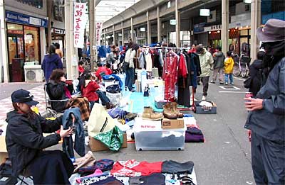 寒風のなかでもにぎわった燕市の笑店街イベント「200mいちび」
