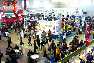 10日地場産で開かれた「きらめく越後 I LOVE 県央 2002」