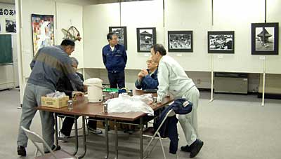 和やかに会場で準備を進める会員