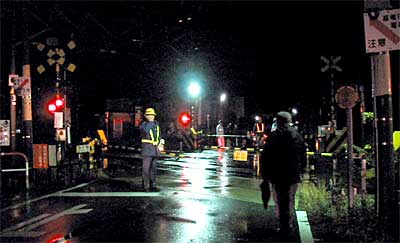 落雷により遮断機などが故障、1時間余りにわたって車両通行止めになった保内踏切