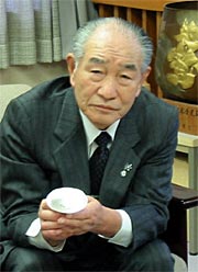 総務大臣表彰の銀杯を手に高橋燕市長を表敬訪問した桜井貞男さん