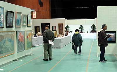 6日まで加茂市市民体育館で開かれている第35回加茂市美術展