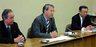 右から田辺英明取締役総括部長、吉田行雄社長、三条市商店街連合会住谷哲雄会長