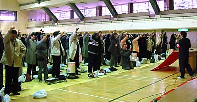 三条市厚生福祉会館で団結ガンバローを行う三条市職員労働組合