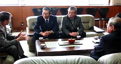 左から高橋三条市長、(社)新潟県トラック協会三南支部の高山支部長、佐藤幹事