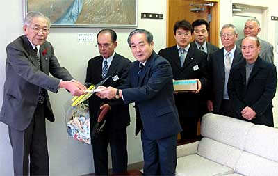 左から古寺三条市社会福祉協議会会長、熊倉三条郵便局長、難波五彩会代表