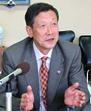 記者会見する高橋三条市長