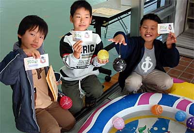 三条版地域通貨の「100らて」をゲットしてにっこりの子どもたち