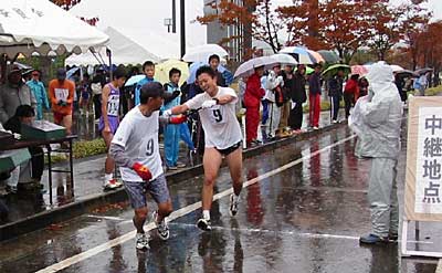 雨と寒さの戦いともなった平成14年度第20回市民駅伝競走大会