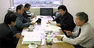 8日開かれた(協)三条工業会イントラネット構築担当委員会、いちばん右が木宮委員長
