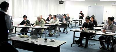 20日スタートした平成14年度技術塾「基礎から学べる鐵と鋼」