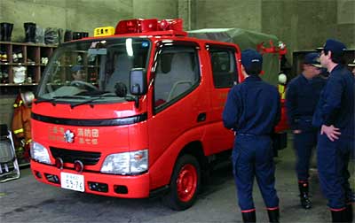 ふすまや障子の張り替えに忙しい三条市シルバー人材センター会員