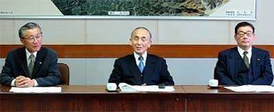 新潟地方法務局加茂出張所存続を求める記者会見で存続に自信を見せる小池加茂市長（中央）