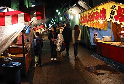 参拝者が少なく閑散としたお取越の市