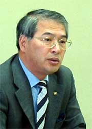 記者会見する吉田まるよし社長