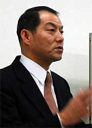 講演する渡辺和雄燕警察署署長
