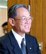 笑顔で表彰状を手にする渡辺会長