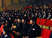 客席でじっと演奏に聞き入る生徒