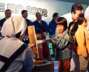 ステージでモチつきする子どもたち