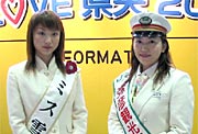 加茂市のミス雪椿(左)と弥彦村の観光駅長(右)も来場者を歓迎