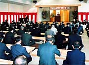 大広間で式典