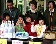 プチ商店街で酒店を体験する女の子