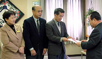 右から高橋燕市長、竹内燕ロータリークラブ会長、小林同幹事、斉藤市議