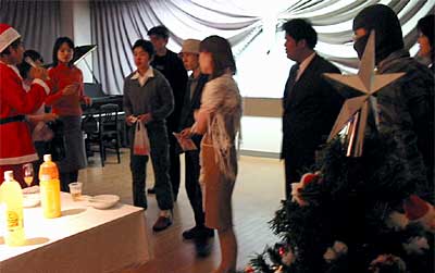 7日開かれた三条市勤労青少年ホーム「ソレイユ三条」のクリスマスパーティー
