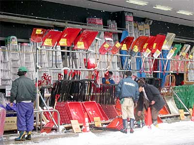 除雪用品が飛ぶような売れ行きだった11日のホームセンタームサシ三条店