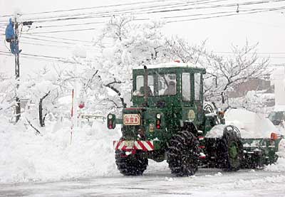 道路除雪のあと三条市厚生福祉会館を除雪する三条市の除雪車